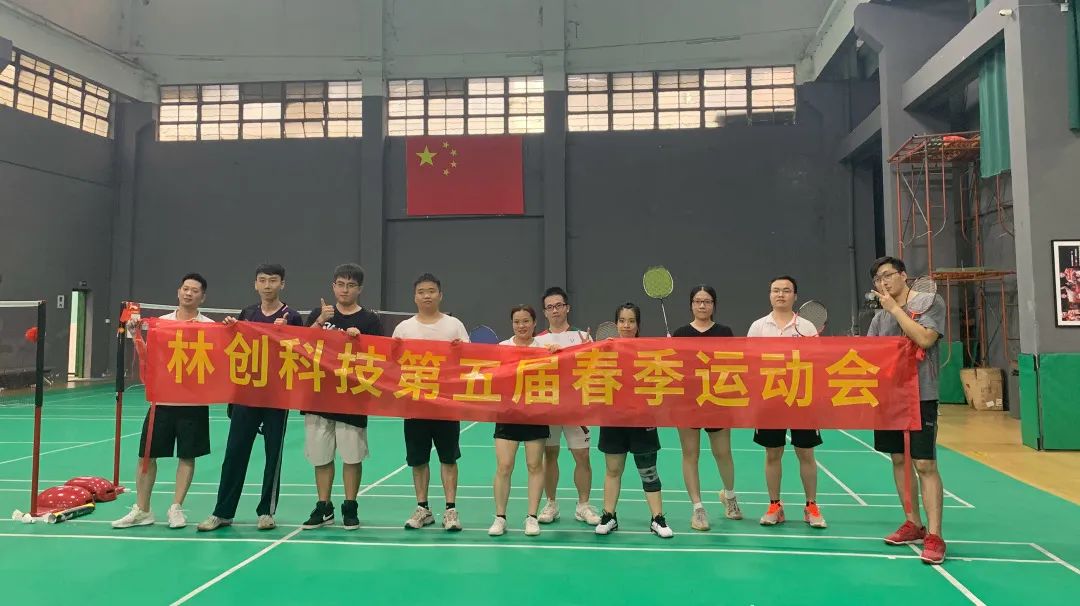 Playing badminton requires hand-eye and body coordination.It can enhance cardiopulmonary function, improve physical fitness, enhance physical strength and endurance, it can also ease the troubles in work and life,let the body and mind relax and relax.