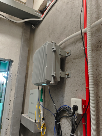 https://www.lintratek.com/lintratek-digital-2g-4g-5g-fiber-optic-repeater-5w-for-office-building-market-hotel-villa-product/